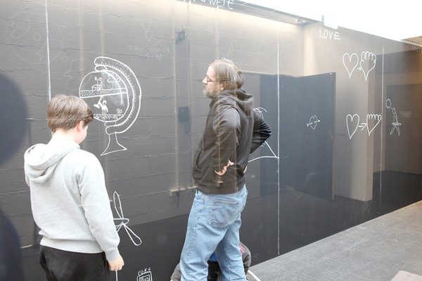 atelier dessin à la craie avec Dan Perjovschi © Caroline Ablain