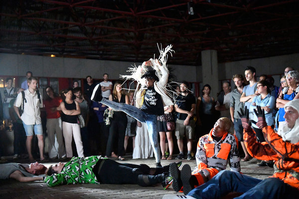 danse de nuit - photo Boris Brussey